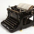 Het gebruik en de werking van een ouderwetse schrijfmachine