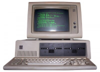 Eerste IBM PC, 1981) / Bron: Boffy b / Dpbsmith, Wikimedia Commons (CC BY-SA-3.0)