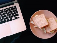 "Laptop-lunchen" verhoogt de kans op verhitting. / Bron: StockSnap, Pixabay